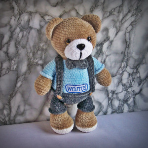 Szydełkowy miś 36cm z imieniem w ubraniu szaro-błękitnym