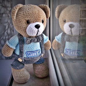 Szydełkowy miś 40cm z imieniem w ubraniu szaro-błękitnym