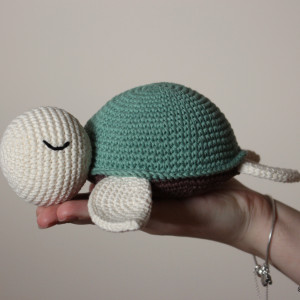 Szydełkowy śpiący żółwik