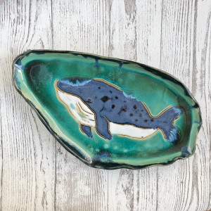 Talerz ceramiczny, patera z wielorybem