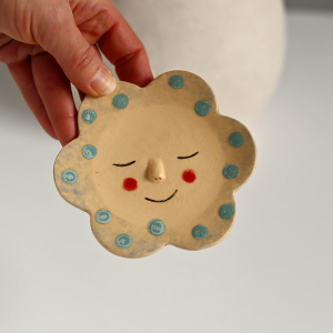 Talerzyk na biżuterię, kwiatek z buźką