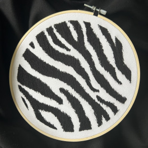 Tamborek z haftem zebra print