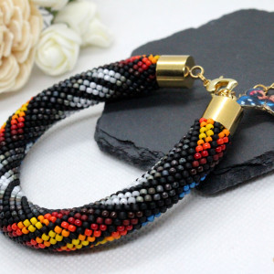 tęczowa bransoletka z drobniutkich koralików - ukośnik