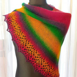 Tęczowa chusta na drutach