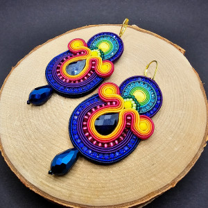 Tęczowe błyszczące kolczyki sutasz