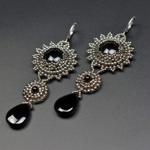 Tenebris, kolczyki z onyksem, haft koralikowy