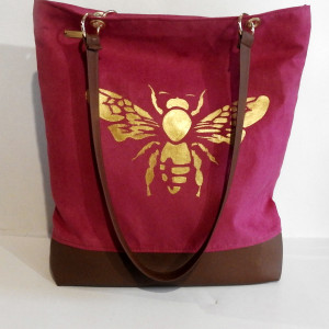 Torba na ramię fuksja malowana torba z pszczołą