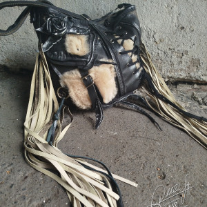 Torba w alternatywnym stylu/grunge/gotycka z frędzlami i futerkiem