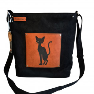 Torebka listonoszka z czarnym kotem z grawerowaną grafiką