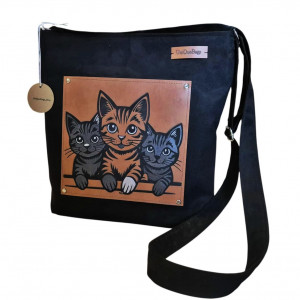 Torebka listonoszka z grawerowaną grafiką malowana w kotki