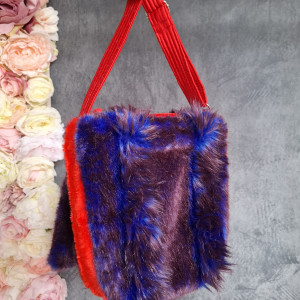 Torebka z futerka w kolorach kobaltu i czerwieni