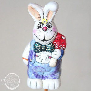 Trippy White Rabbit - ozdoba doniczkowa z odzysku