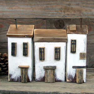 Trzy białe domki dekoracyjne z drewna