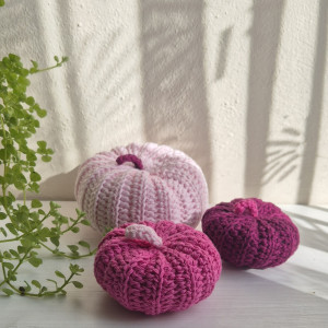 Trzy dynie szydełkowe z bawełnianej włóczki