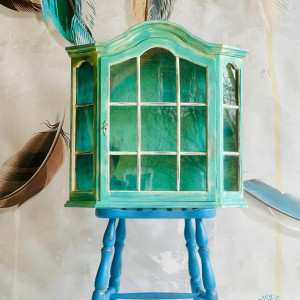 Turkusowa witryna wisząca z półkami, oszklona, ręcznie postarzana