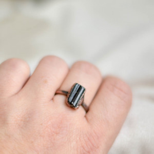 Turmalin III - pierścionek  z turmalinem czarnym