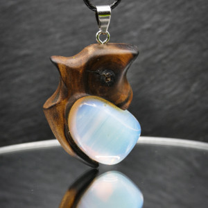 Unikalna biżuteria Wisiorek „Kwarc opalitowy” - orzech, pirografia