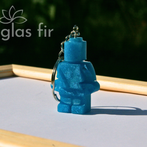 Unikalny marmurkowo niebieski brelok figurka lego z żywicy