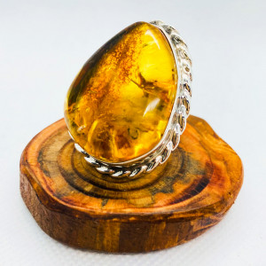 Unikatowy srebrny pierścionek z bursztynem srebro
