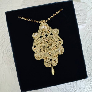 Unikatowy złoty wisior soutache z kryształami