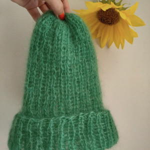 Urocza czapka z moheru i jedwabiu.