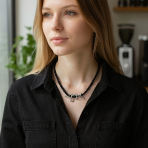 uroczy delikatny czarny naszyjnik ze srebrnym wężem