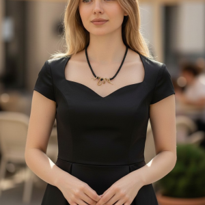 uroczy delikatny czarny naszyjnik ze złotym wężem