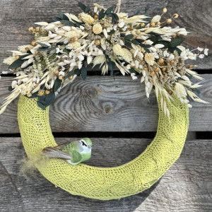Uroczy wianek w sweterku z dekoracją z eukaliptusa