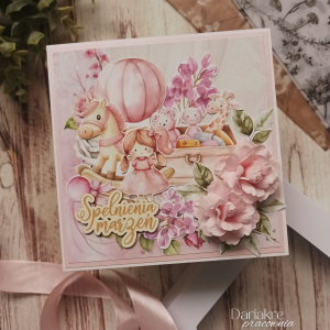 Urodziny dziecka, kartka w pudełku różowa, lalka, d4