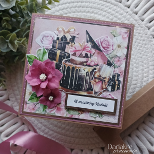 Urodziny, kartka w pudełku personalizowana, różowa z tortem, u82