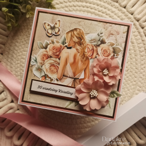 Urodziny kobiety, kartka w pudełku personalizowana róż, u95
