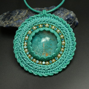 Vellam, wisior z żywicą, haft koralikowy, beading