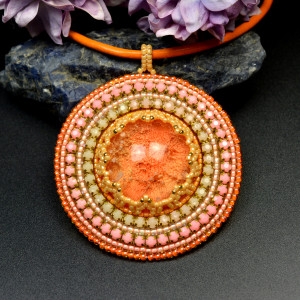 Veran, wisior z żywicą, haft koralikowy, beading