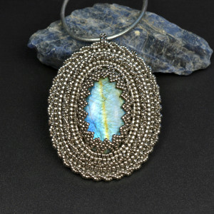 Vesisilmä, medalion z labradorytem, haft koralikowy