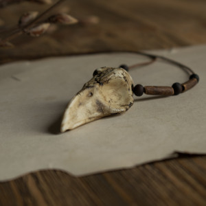 Wegański naszyjnik z wizerunkiem ptasiej czaszki