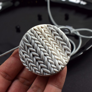 Wełniane sploty - wisiorek w odcieniach szarości i bieli