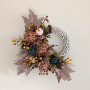 Wianek jesienny z chryzantemami i dyniami. Dekoracja jesienna