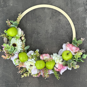 Wianek na drzwi, dekoracja domu, wianek ze sztucznych kwiatów i owoców