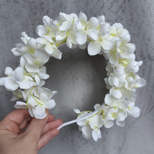 Wianek na opasce z białych kwiatków