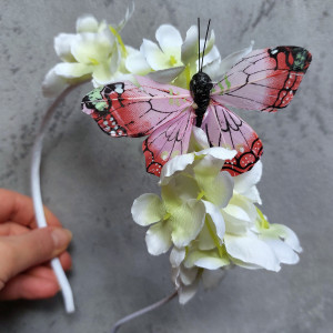 Wianek na opasce z motylem, białe kwiaty