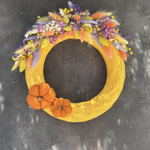 Wianek w żółtym, ręcznie dzierganym sweterku z dyniami