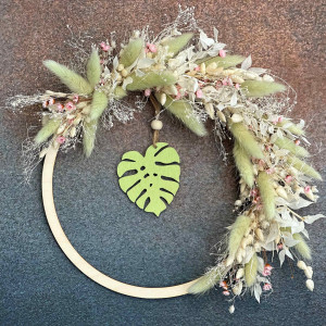 Wianek z drewnianym liściem monstery i suszonymi roślinami