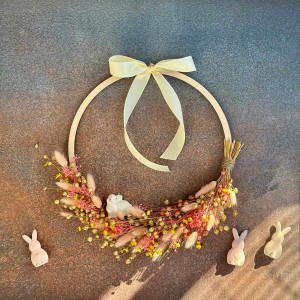 Wianek z suszonych roślin, kolorowy wianek wiosenny z figurką zajączka