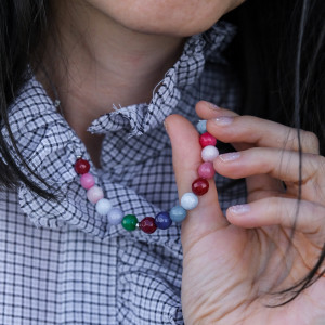 Wielobarwny naszyjnik z pastelowych kamieni mineralnych na lato