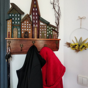 Wieszak do przedpokoju- Miasteczko z drewna morskiego.