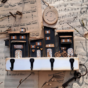 Wieszak z czarnymi domkami