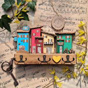 Wieszak z kolorowym miasteczkiem no1