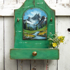 Wieszak z półeczką i malowanym pejzażem - Lato w górach