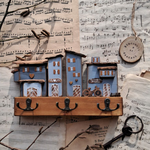 Wieszak z szarymi domkami