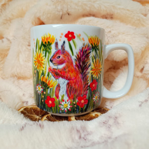 Wiewiórka na kwietnej łące wiewiórka zbierająca kwiaty kubek 270 ml.